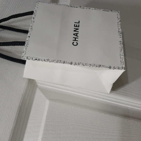 Authentic CHANEL Camellia Paper Shopping Gift Bag - White & Black 5.5x6.25x3-in - Picture 7 of 12